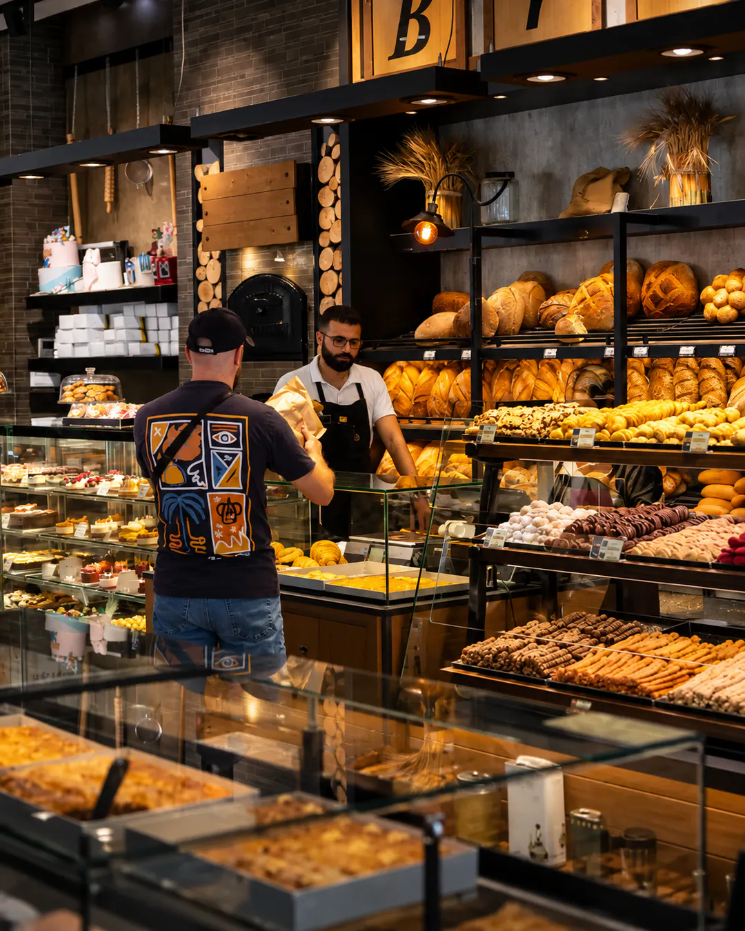 Produkte të sapopjekura në Elinikon Bakery në Vasil Shanto, Tiranë