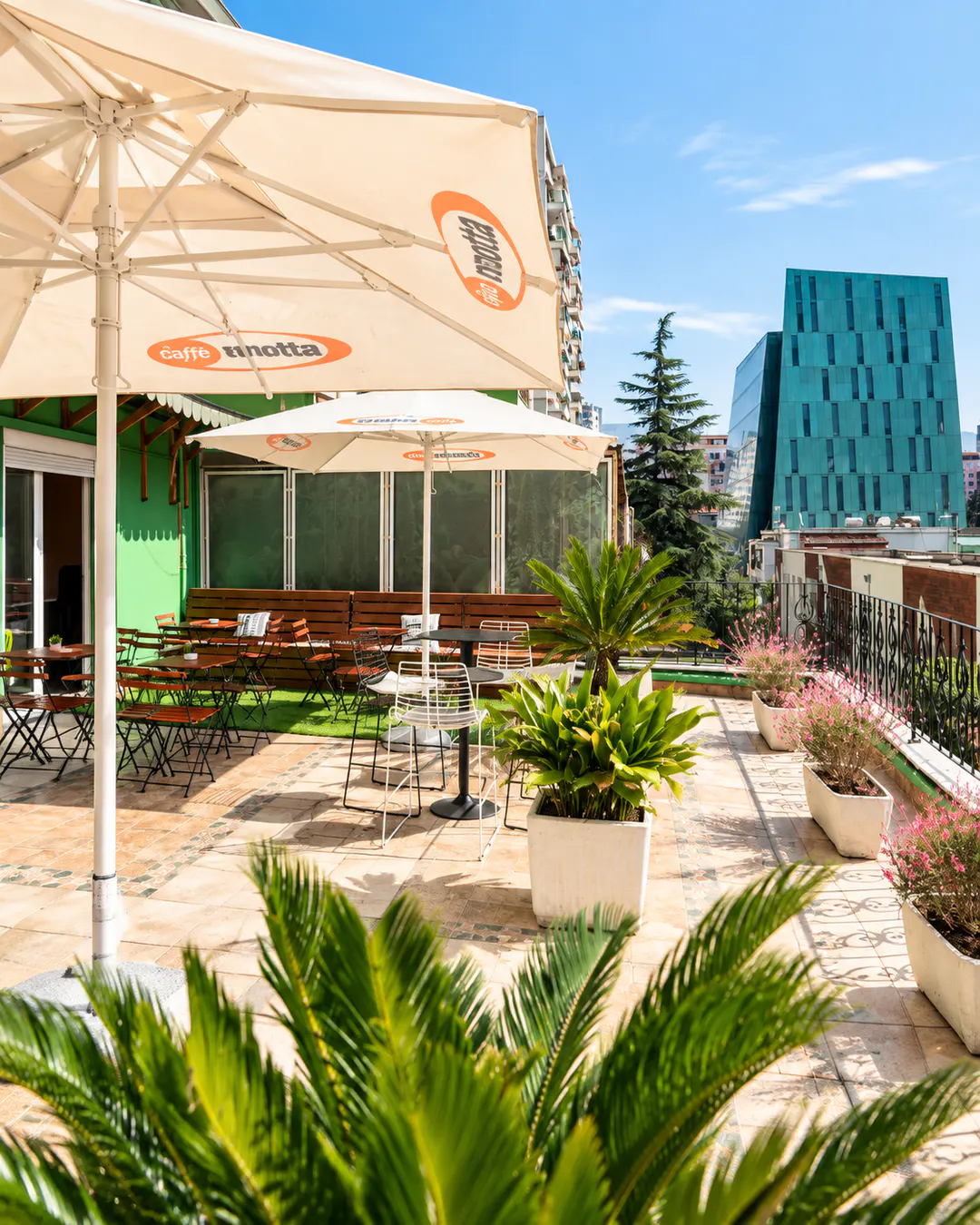 Terrazza esterna per il coworking al Dutch Hub di Tirana