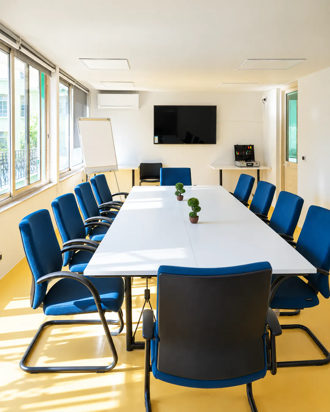 Sala riunioni e spazio di lavoro presso il coworking Dutch Hub a Tirana