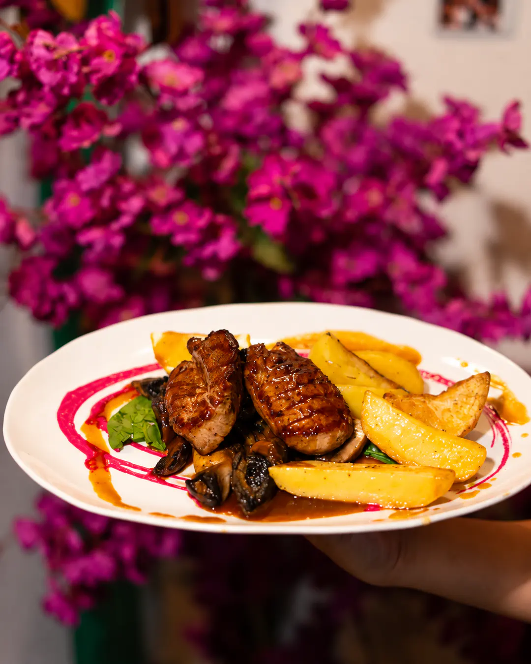 Mish në skarë i servirur me patate të pjekura, kërpudha dhe salcë te EJA Restaurant 2 në Bllok, Tiranë.