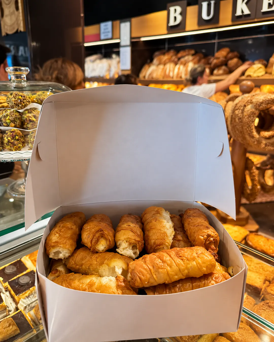 Përzgjedhje produktesh furre në Furre Buke Pasticeri Tito në Xhanfize Keko në Tiranë