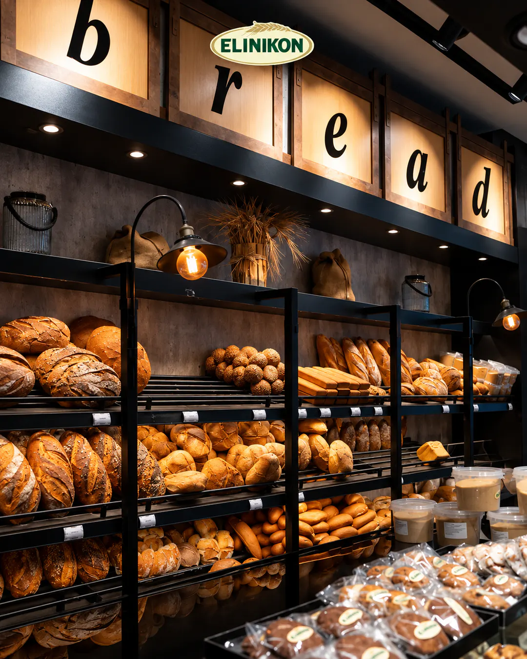Përzgjedhje produktesh furre dhe pastiçerie në Elinikon Bakery në Tiranë