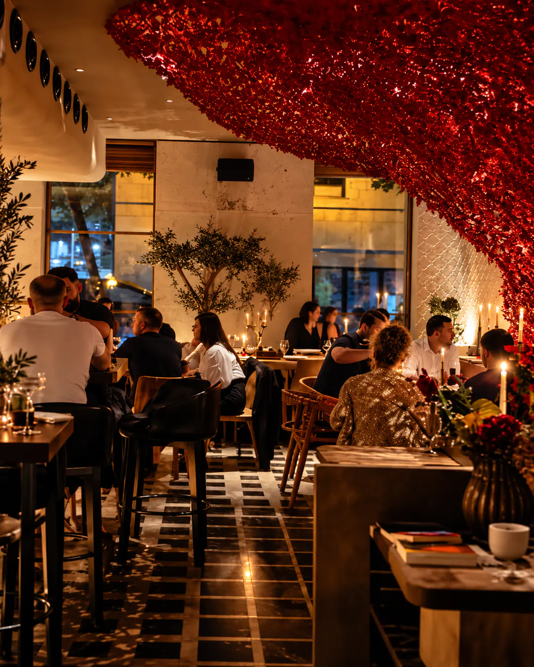 Atmosferë dining në mbrëmje në Finn by Luciano në Tiranë