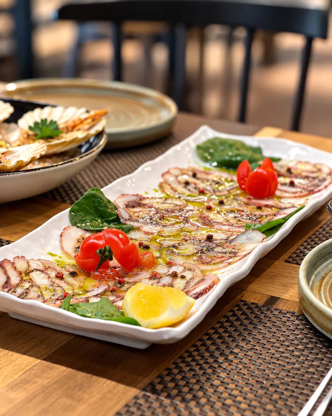 Gatim me oktapod dhe fruta deti te Fresh Garden Restaurant në Bllok, Tiranë