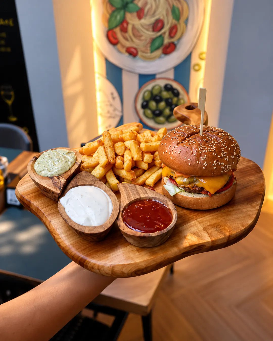 Burger con patatine e salse da Global Bite a Blloku, Tirana