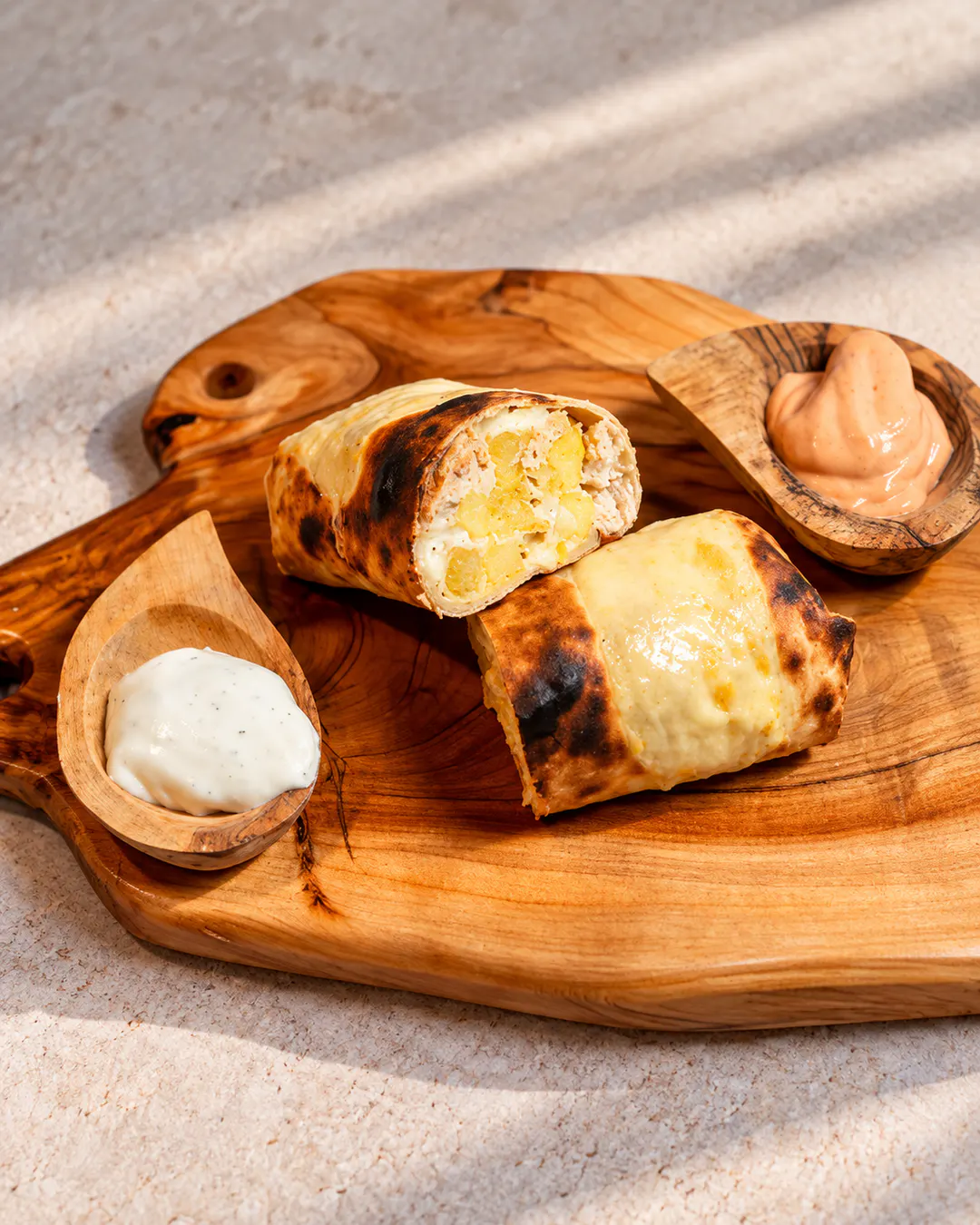 Burrito di pollo servito con salse da Global Bite a Tirana