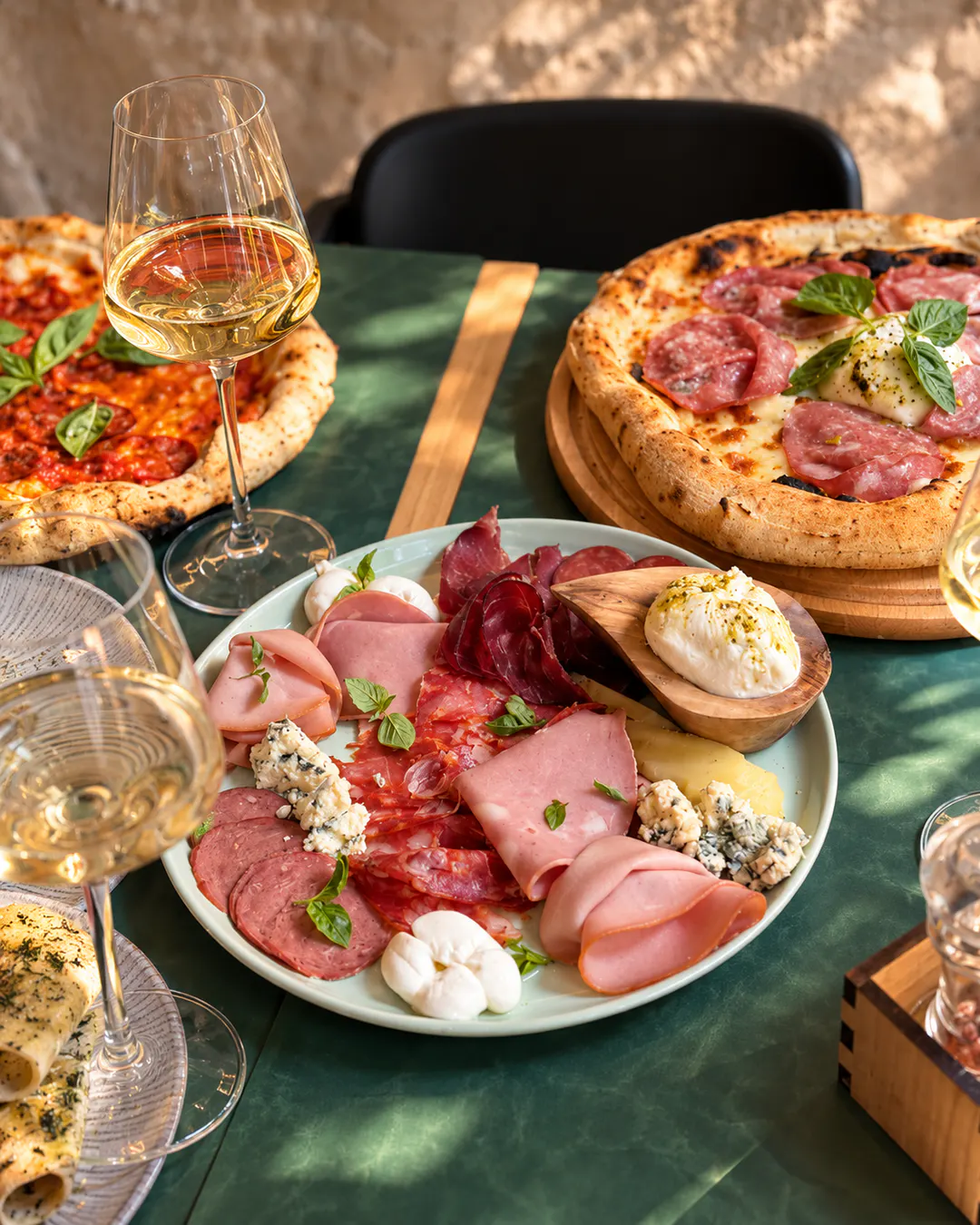 Pizza napoletana con salumi italiani e formaggio da Global Bite a Blloku, Tirana