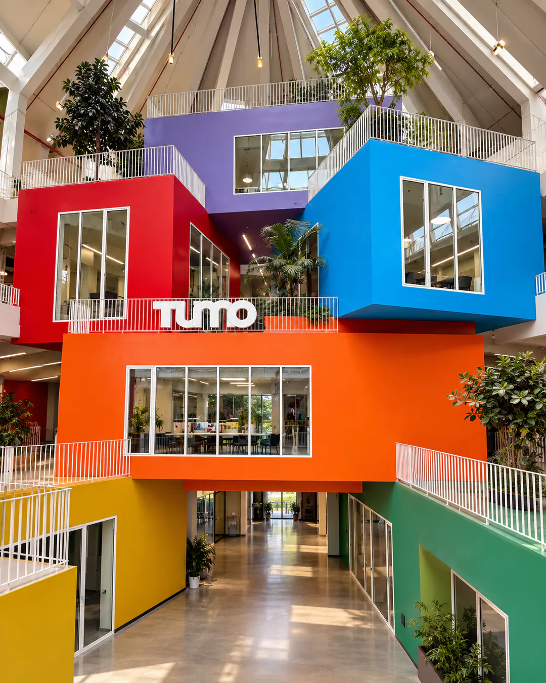Interni colorati di Innovation Hubitat all'interno della Piramide di Tirana