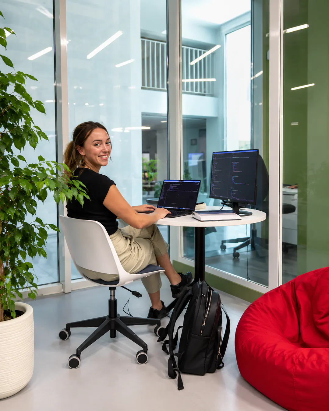 Professionista da remoto al lavoro nello spazio di coworking Innovation Hubitat a Tirana