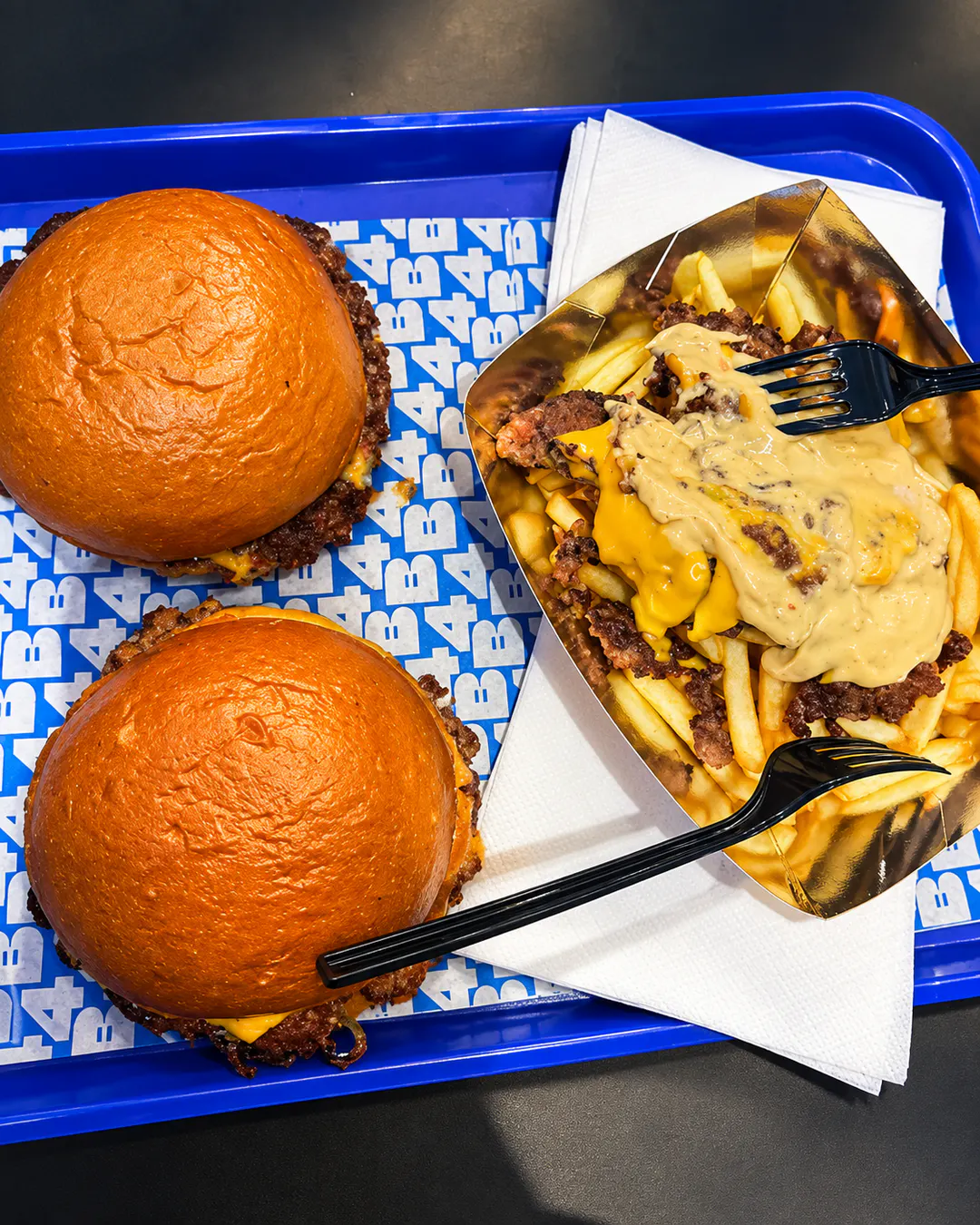 Smash burgers e loaded fries da Kater Burgers a Tirana