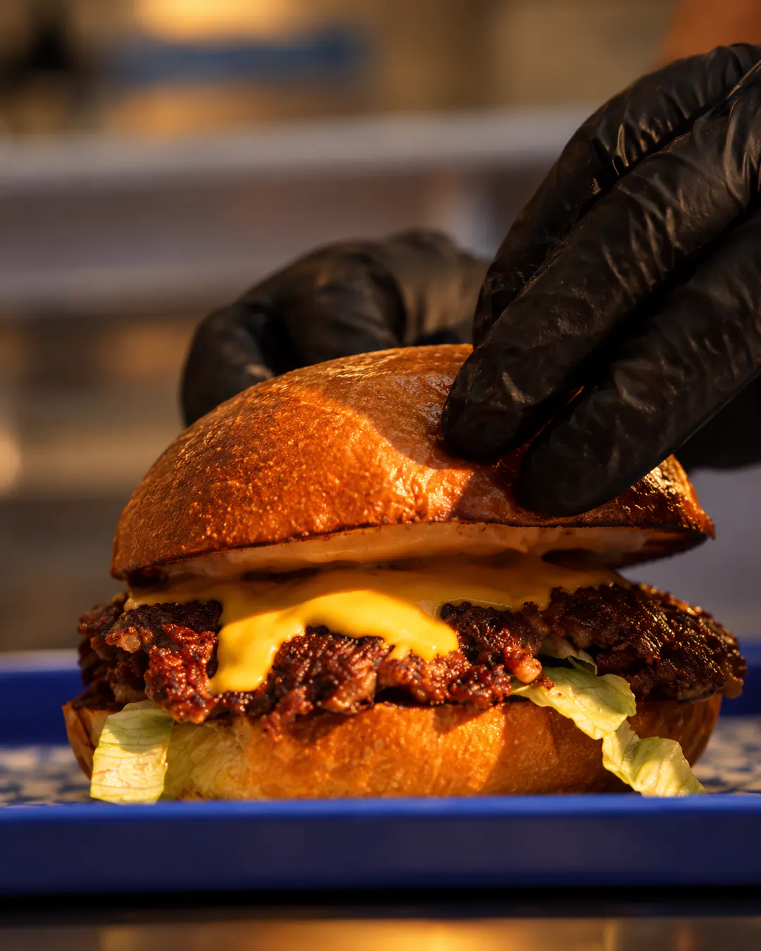Oklahoma Burger con manzo, cipolle caramellate e formaggio americano da Kater Burgers a Tirana