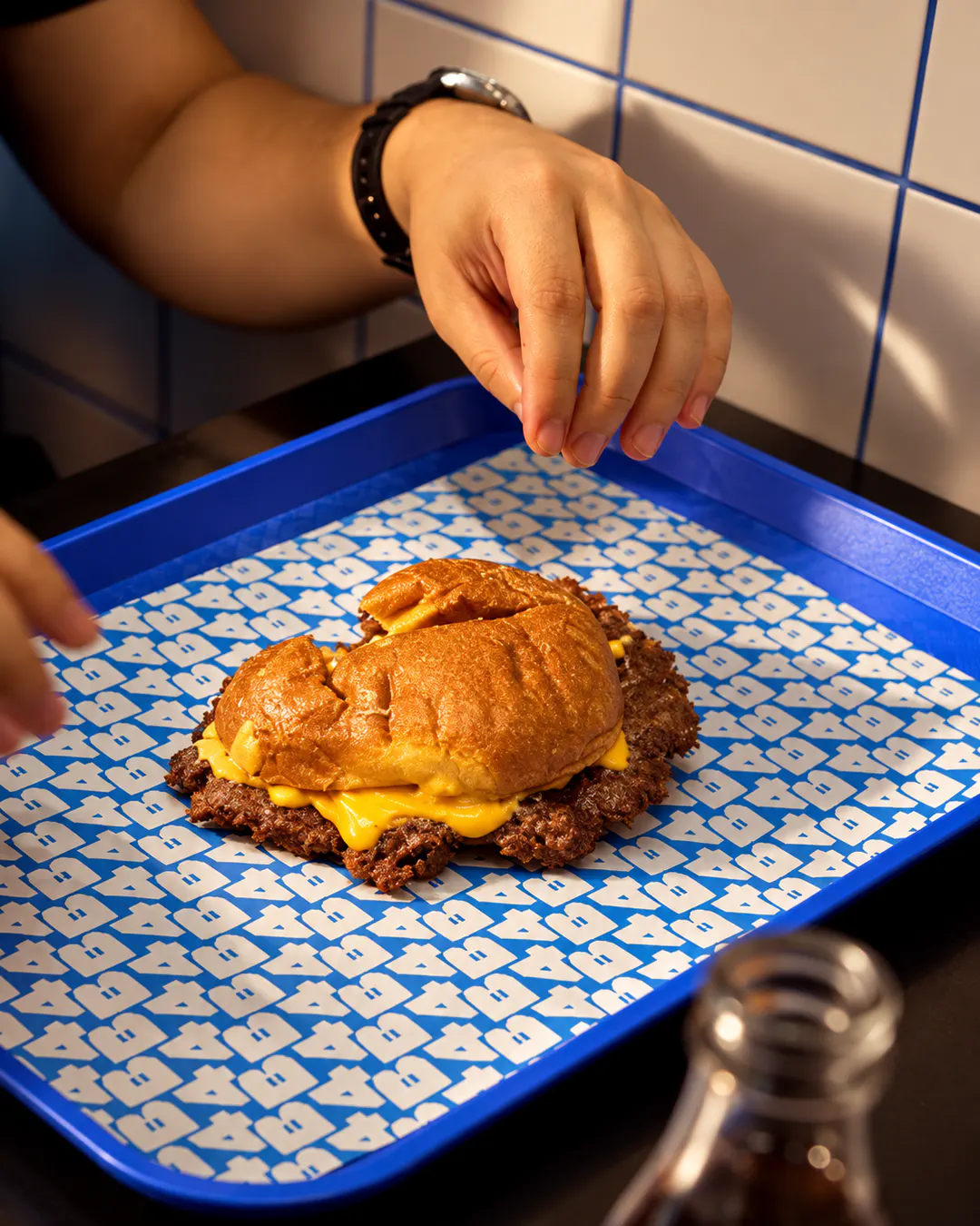 Signature smash burger con formaggio americano da Kater Burgers a Tirana