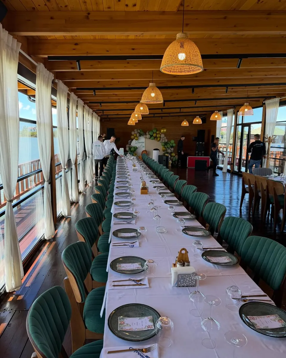 Family-friendly dining area at Aroma Patokut restaurant