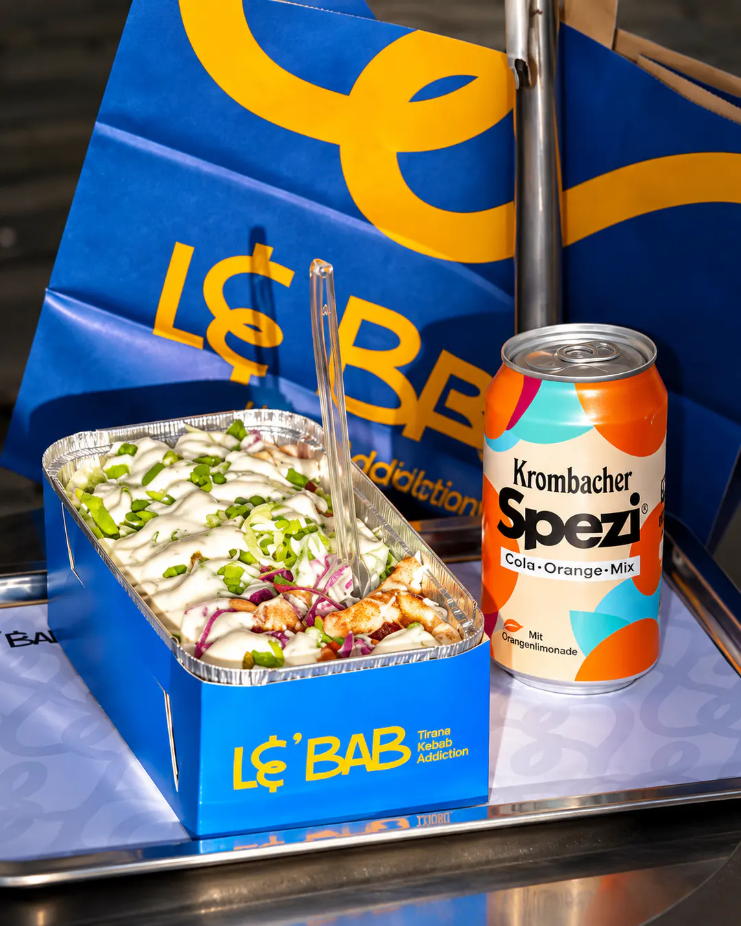Kebab box con pollo, verdure e salsa da Le’Bab Tirana