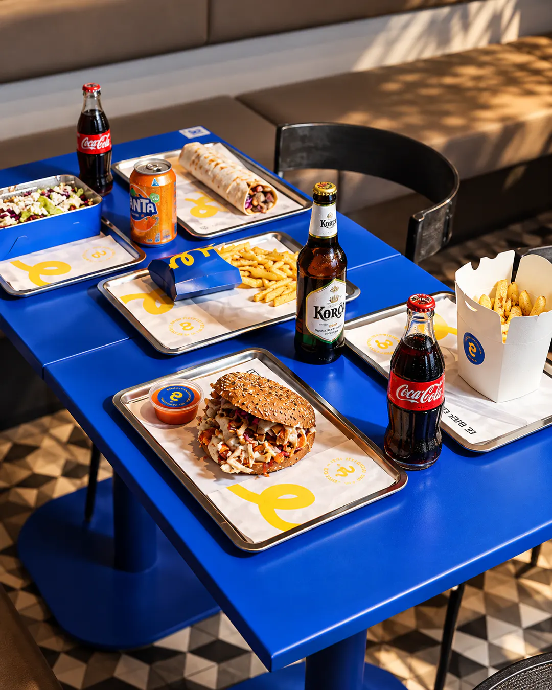 Kebab, patatine e bevande da Le’Bab Tirana nella zona di Blloku