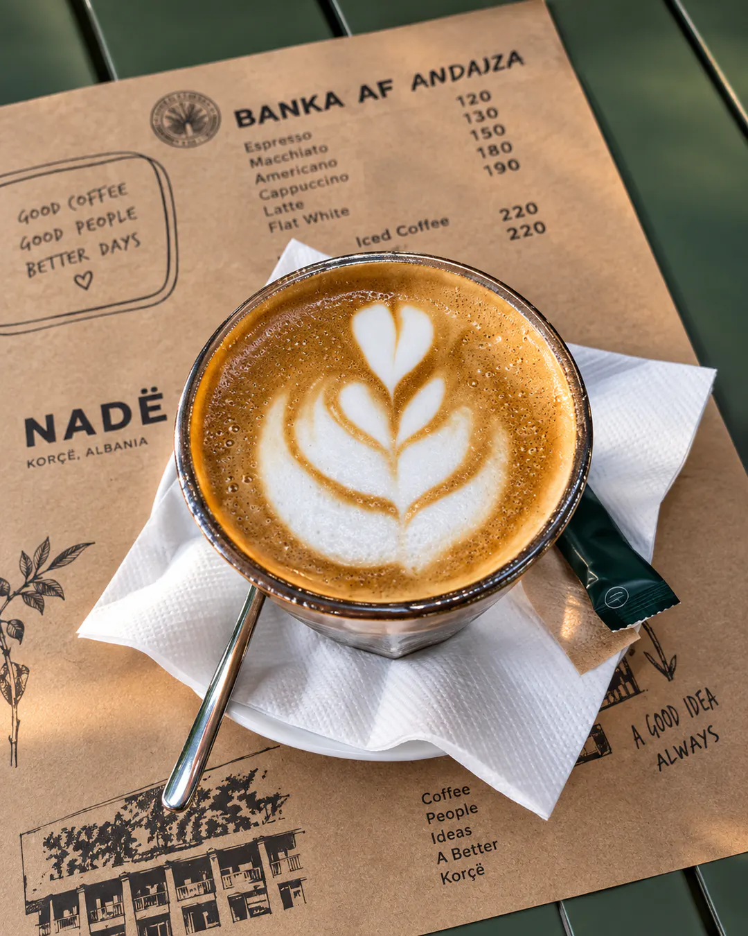 Specialty coffee con latte art da Mimoza Bar & Cocktails a Tirana
