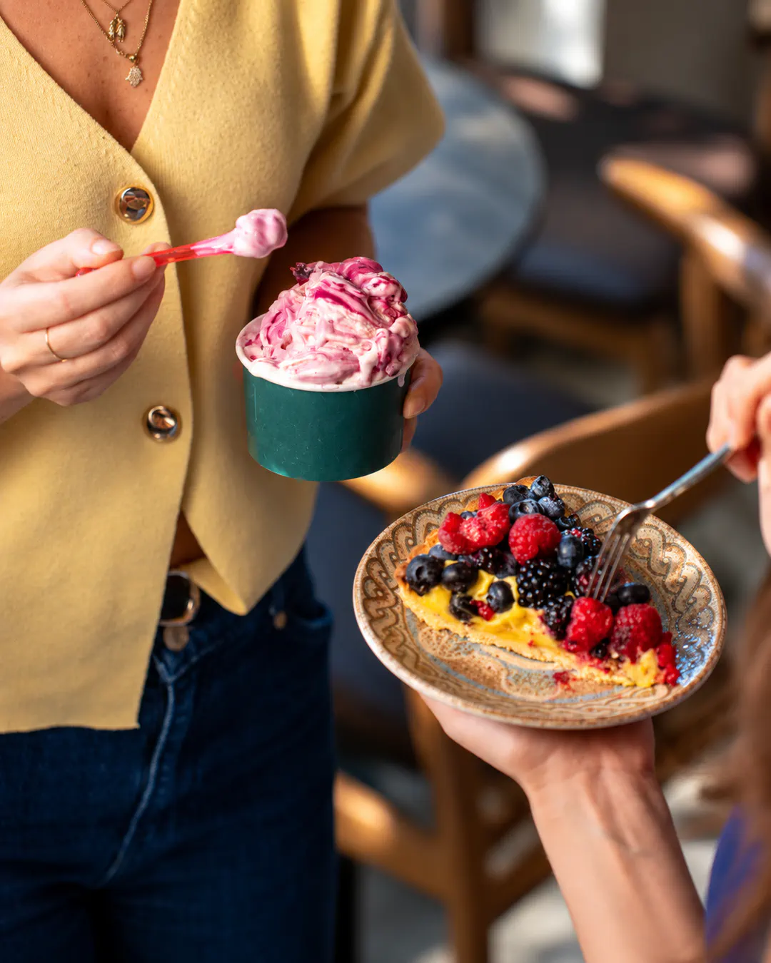 Gelato me fruta pylli e servirur me ëmbëlsirë me fruta të freskëta te Nalta Tirana