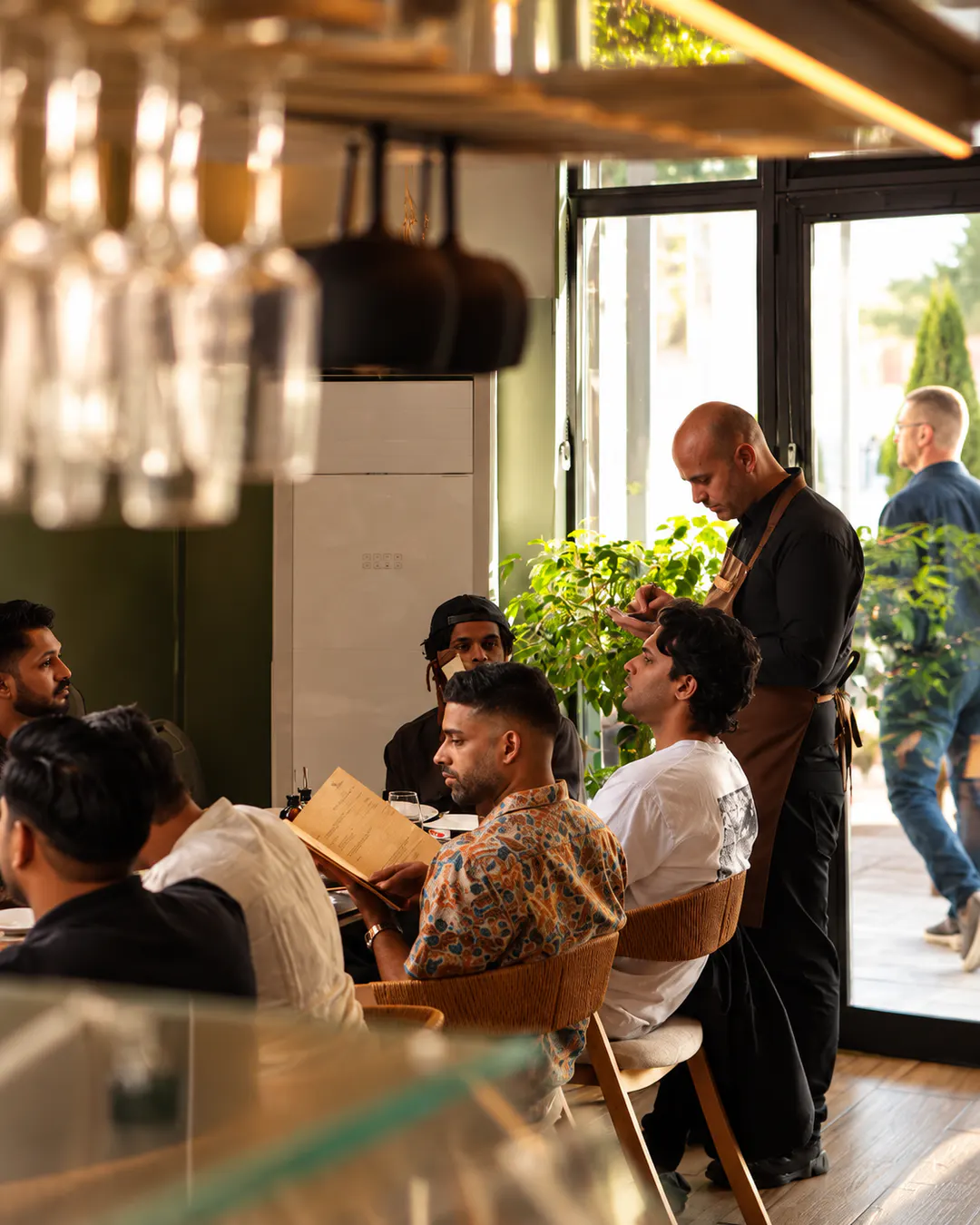 Atmosferë dining në Nalu Bar-Restaurant pranë Pazarit të Ri në Tiranë