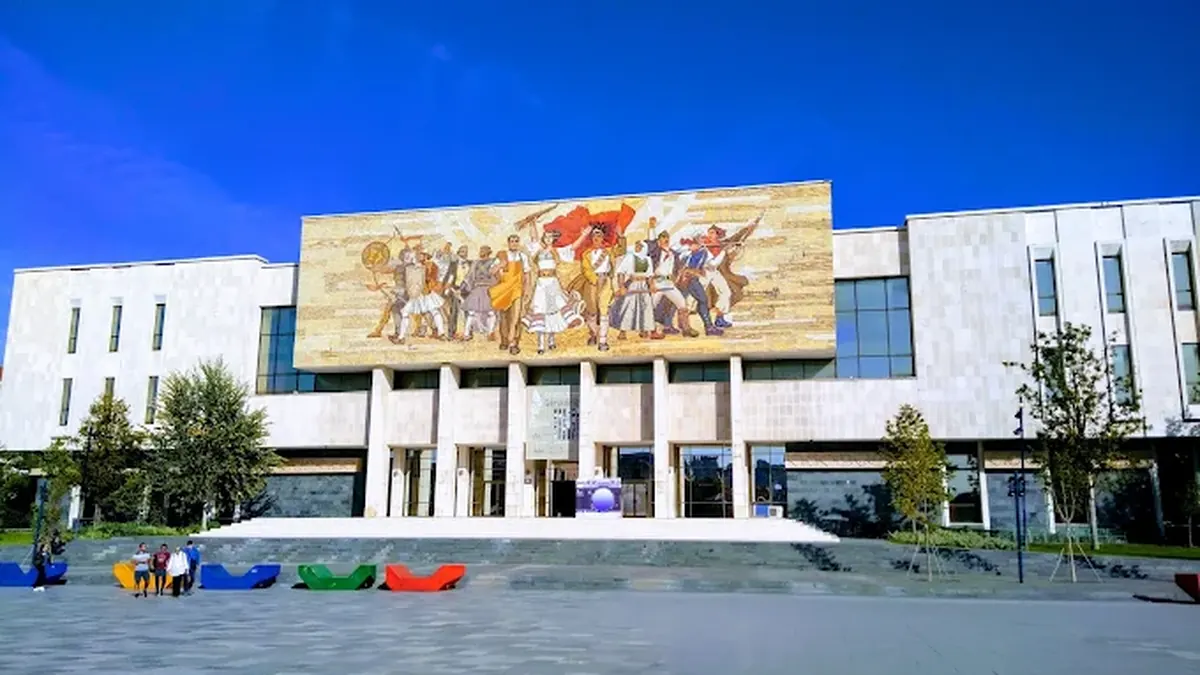 Museo Storico Nazionale in Piazza Skanderbeg nel centro di Tirana, attualmente chiuso per lavori di ricostruzione