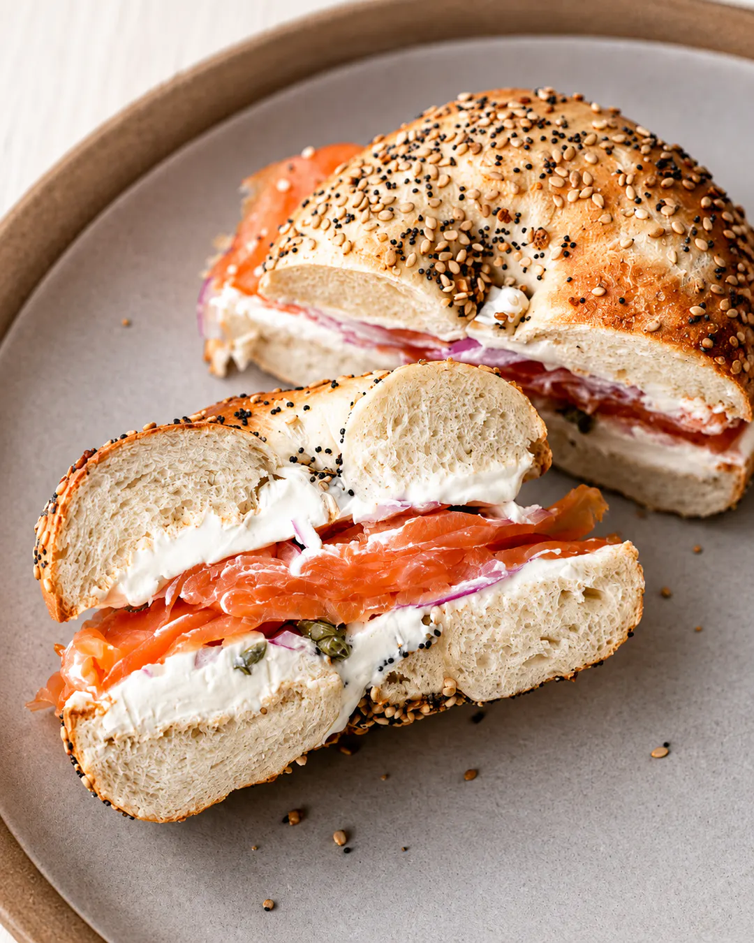 Bagel in stile New York con salmone affumicato e cream cheese a Tirana