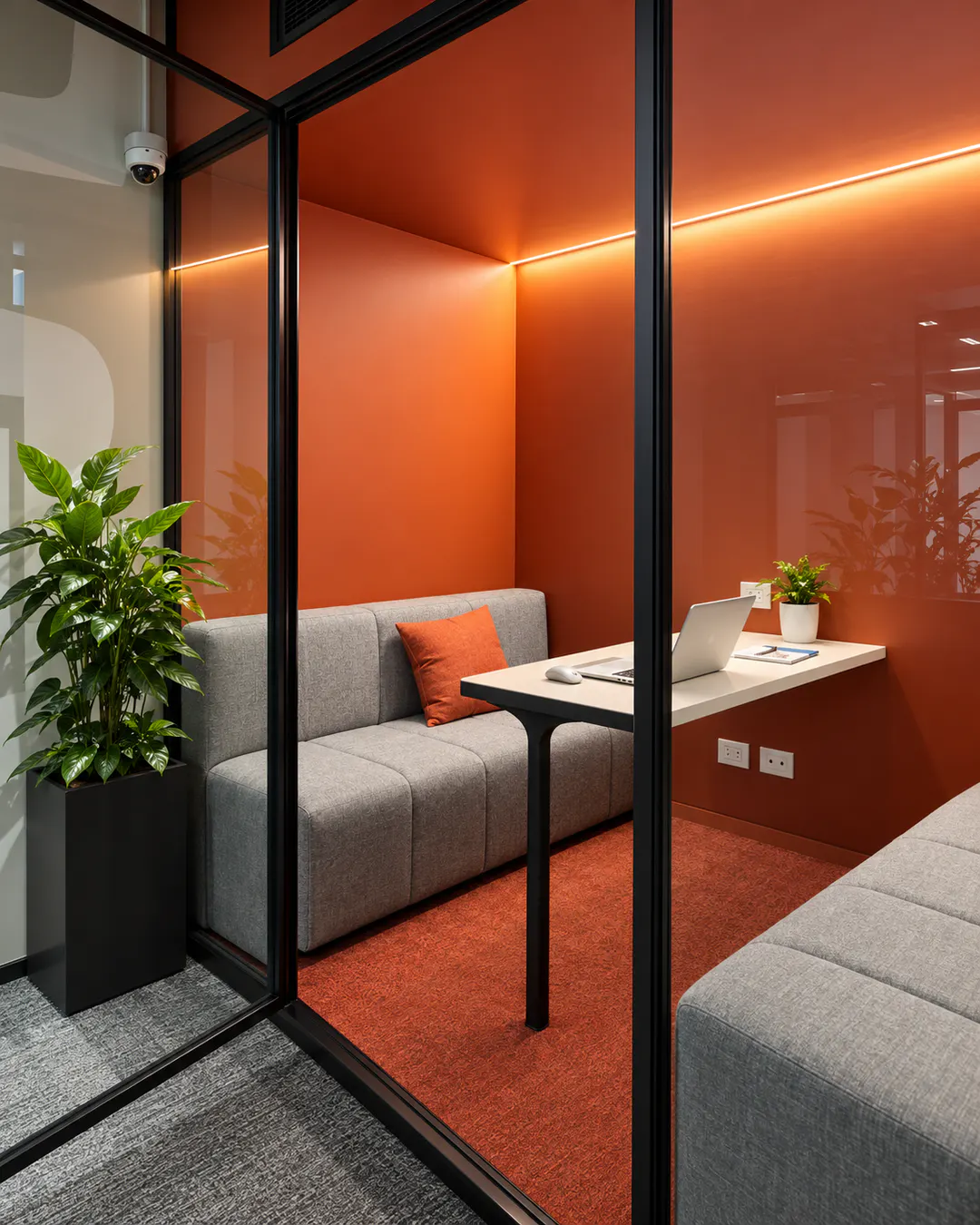 Spazio di lavoro privato per concentrarsi e fare chiamate presso n'Zon Coworking Space a Tirana