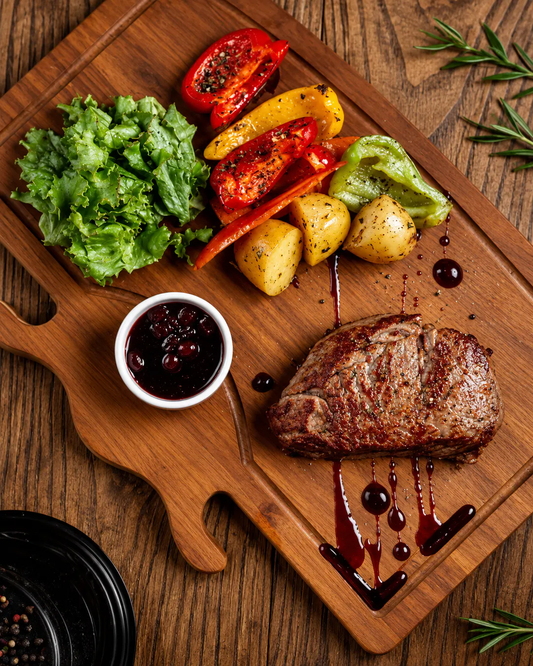 Biftek në skarë me perime dhe patate të pjekura te PMG Steakhouse në Tiranë