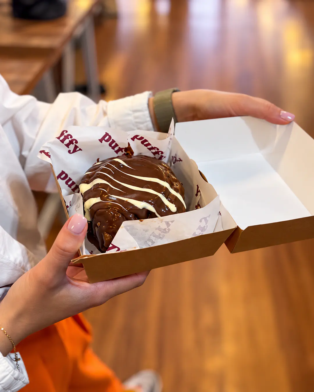 Cinnamon roll ricoperto di cioccolato da Puffy a Tirana