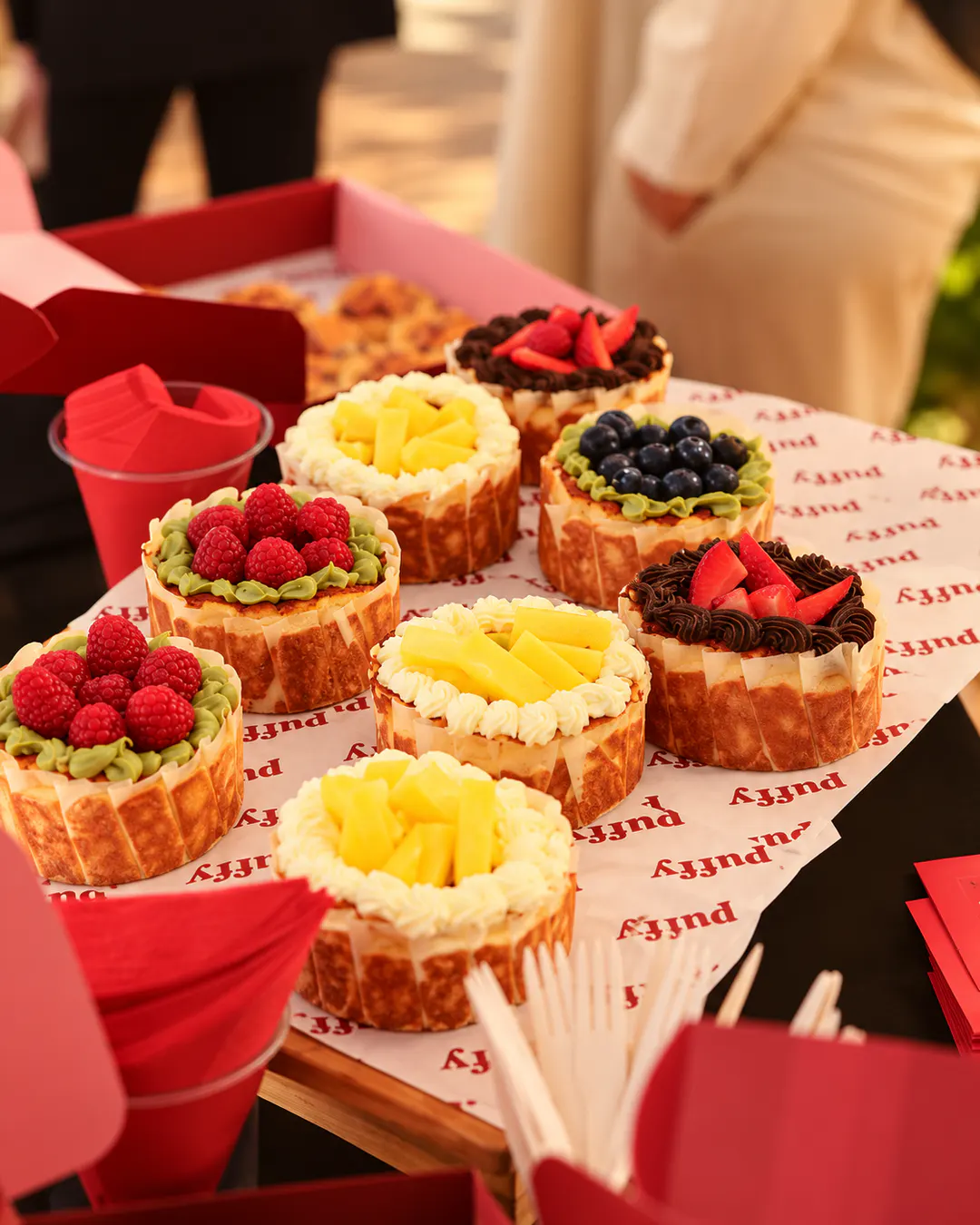 Assortimento di dessert Puffy con lamponi, mirtilli, fragole e mango a Tirana