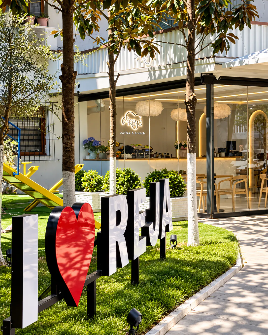 Ristorante Reja per caffè e brunch su Myslym Shyri a Tirana