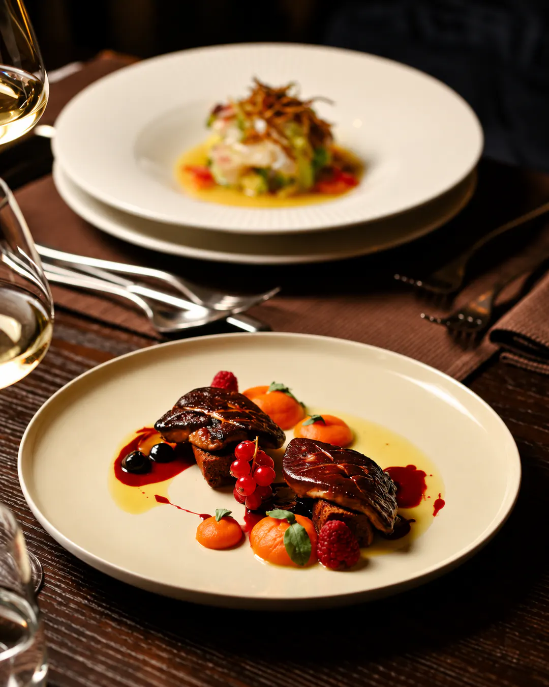 Gatime gourmet të prezantuara në mënyrë elegante me mish, perime dhe garnitura shumëngjyrëshe te Rossini Restaurant në Bllok, Tiranë