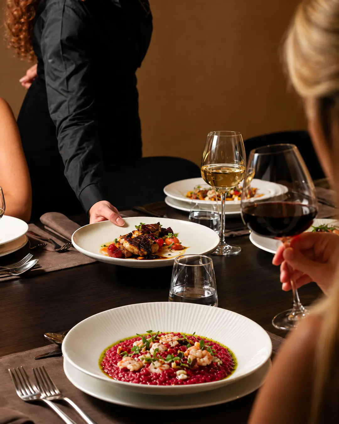 Vizitorë duke shijuar një përvojë fine dining me gatime të prezantuara bukur dhe verë te Rossini Restaurant në Tiranë