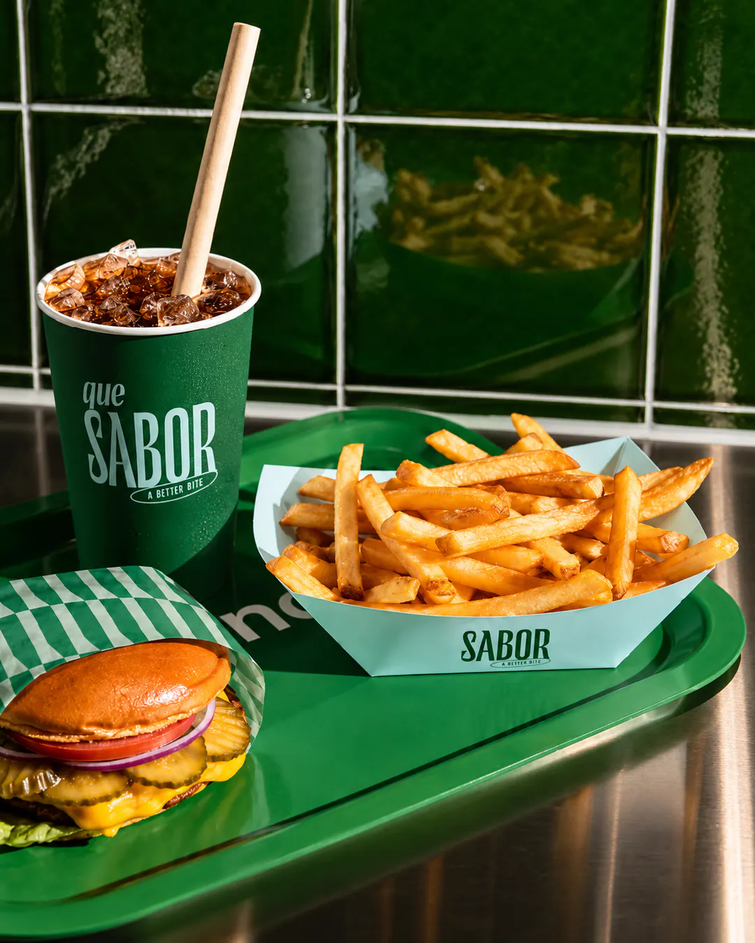 Burger, patatine e bevanda al SABOR Bar Bistro a Tirana