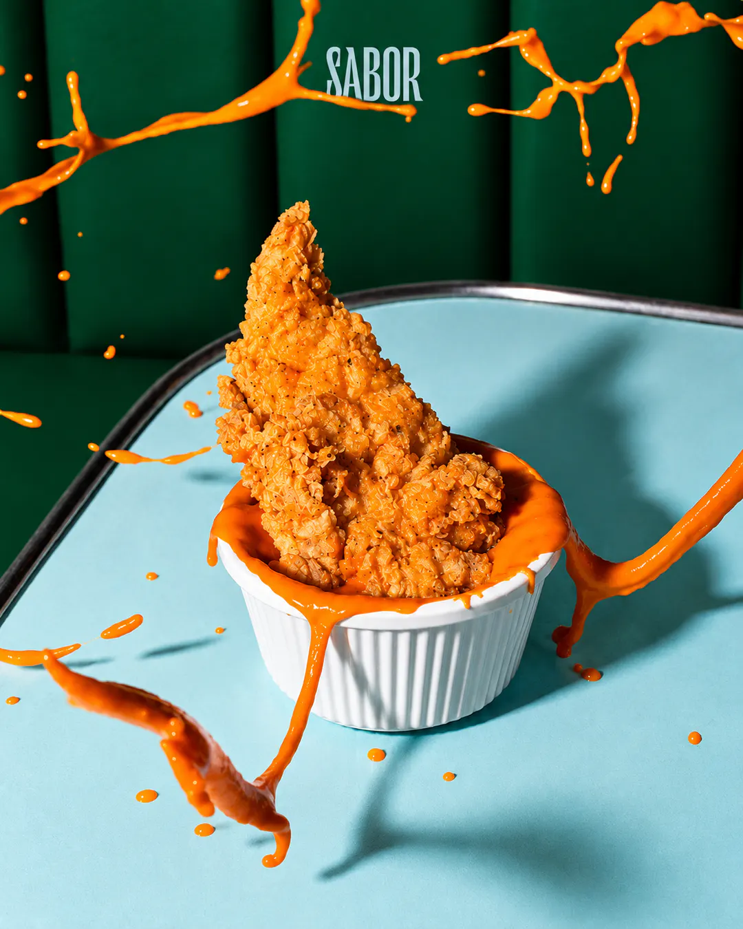 Pollo croccante con salsa al SABOR Bar Bistro a Tirana