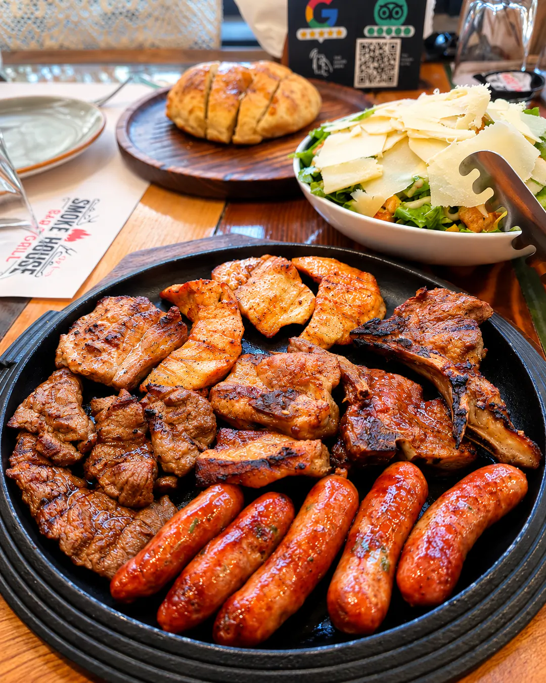 Pjatë me mishra të ndryshëm në skarë, salçiçe, pulë dhe mish të pjekur te Smoke House në Tiranë