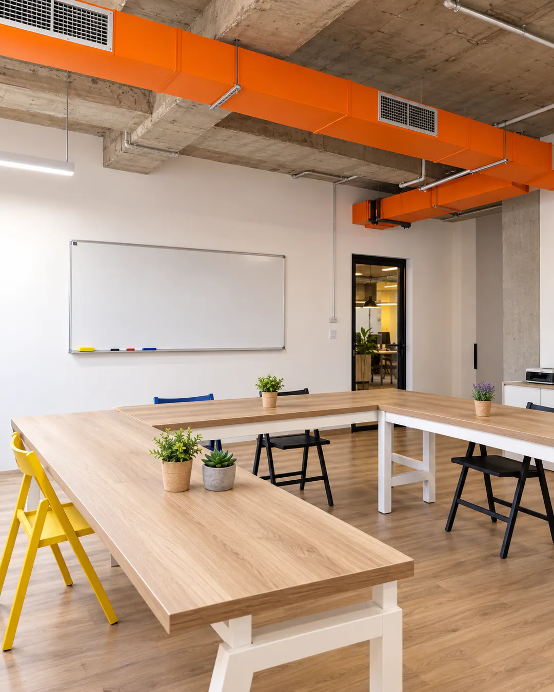 Sala riunioni e formazione presso lo spazio di coworking Social Hub Tirana