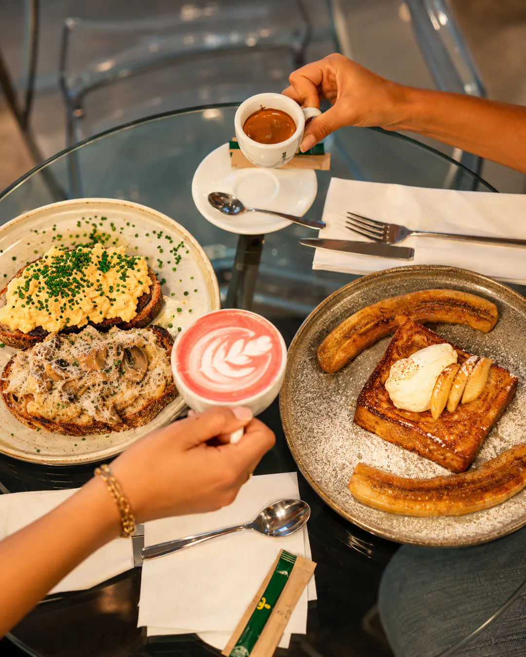 Specialty coffee e piatto da brunch da Mimoza n'Qoshe a Tirana