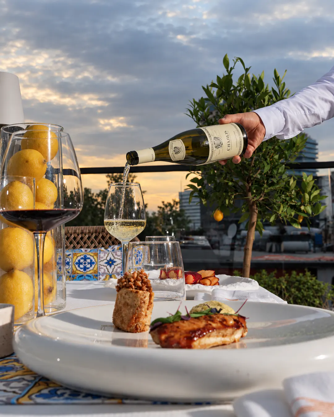 Piatto fine dining e vino al The Crown Rooftop & Dining a Tirana