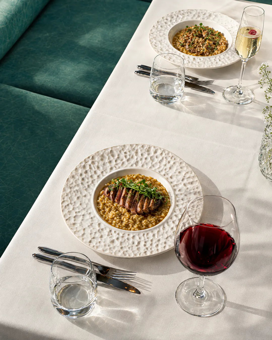 Pjatë e rafinuar nga menuja e degustimit në The Crown Restaurant në Tiranë