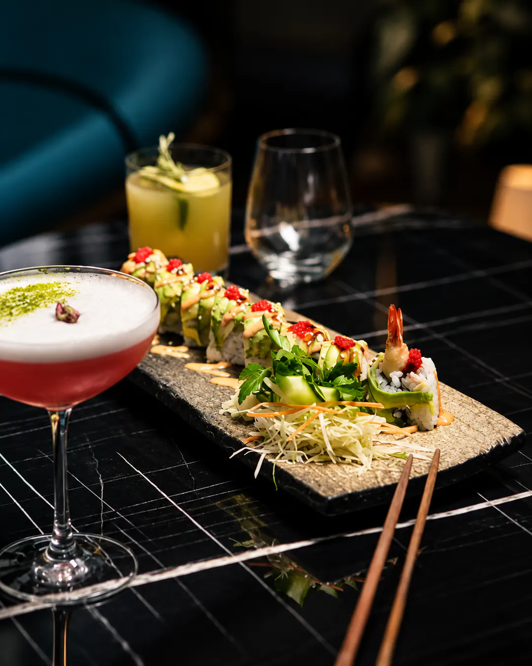Role sushi gourmet me karkaleca, avokado dhe kokteje shumëngjyrëshe te Xheko Imperial Luxury Hotel & Spa në Tiranë