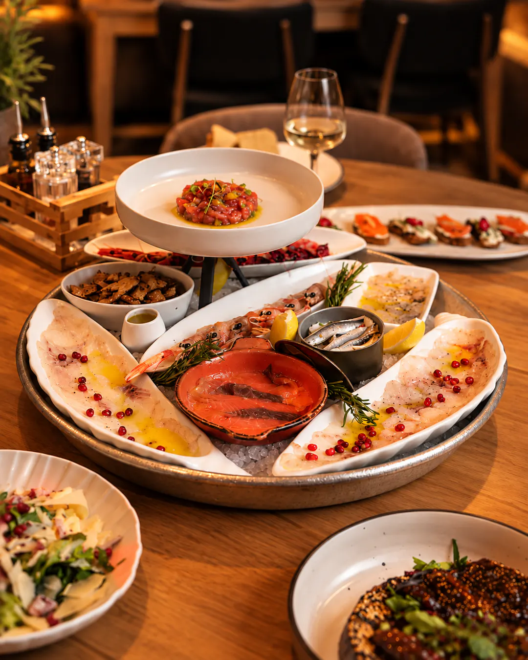 Pjatancë me fruta deti, tartar toni, salmon, karkaleca deti dhe karpaço në restorantin Bati 2 Seafood në Tiranë.