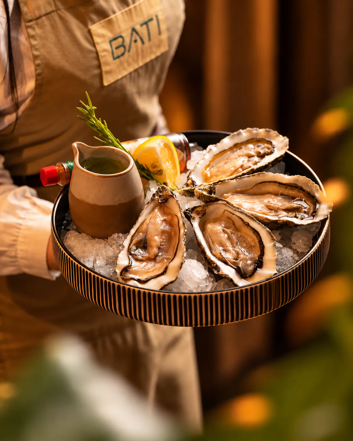 Goca deti të freskëta, të servirura mbi akull me limon dhe salcë në restorantin Bati në Tiranë.