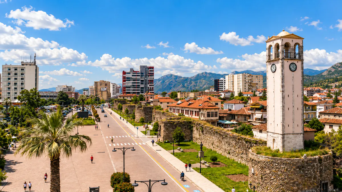 Pamje panoramike e Elbasanit, Shqipëri, me Kullën historike të Sahatit, muret e vjetra të kalasë dhe ndërtesat e qytetit.