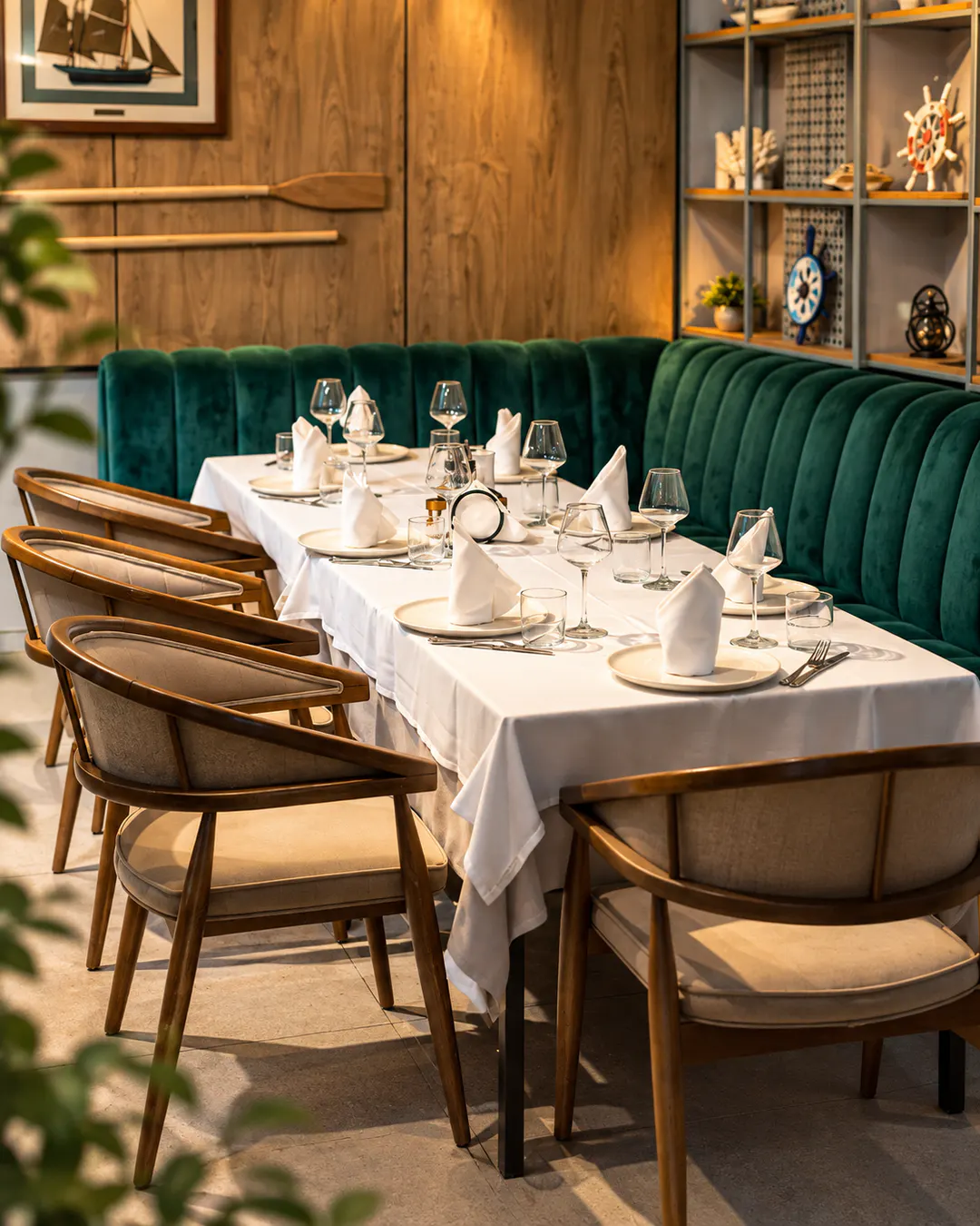 Sallë ngrënieje elegante dhe ambient i brendshëm me dekor të frymëzuar nga deti në Galeone Seafood Restaurant në Tiranë