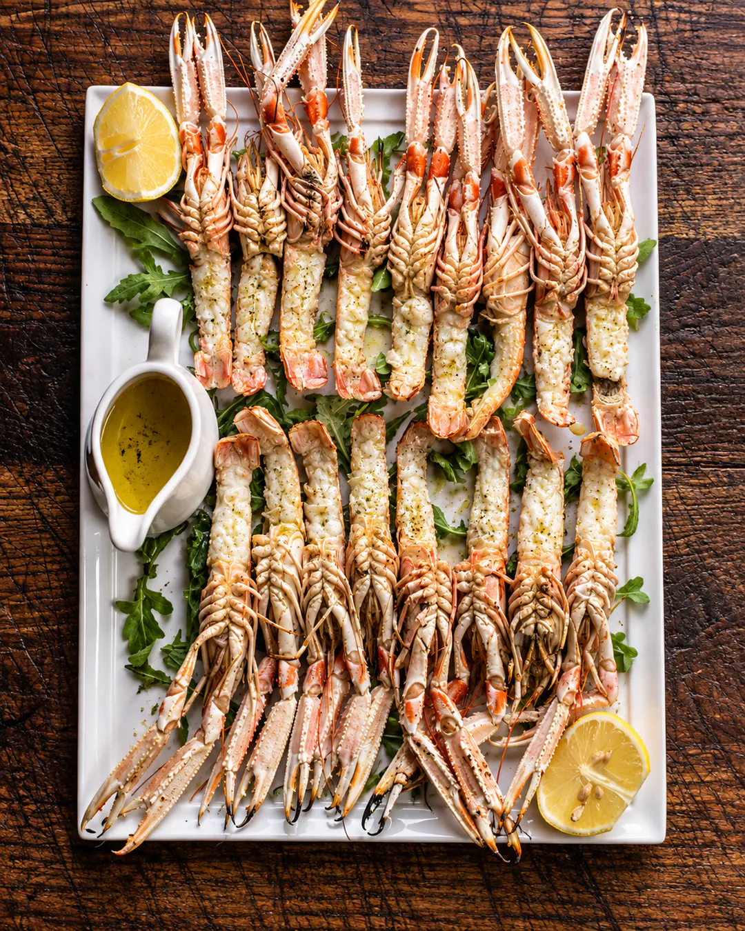 Karkaleca deti langoustine të freskët të servirur me limon në Galeone Seafood Restaurant në Tiranë