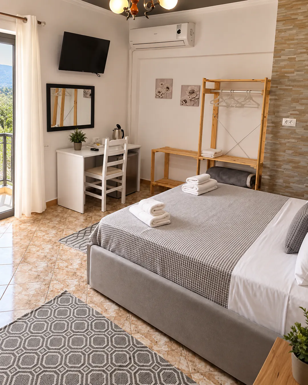 Confortevole camera matrimoniale con letto grande, aria condizionata, televisore e accesso al balcone al Guest House KrisHen di Përmet