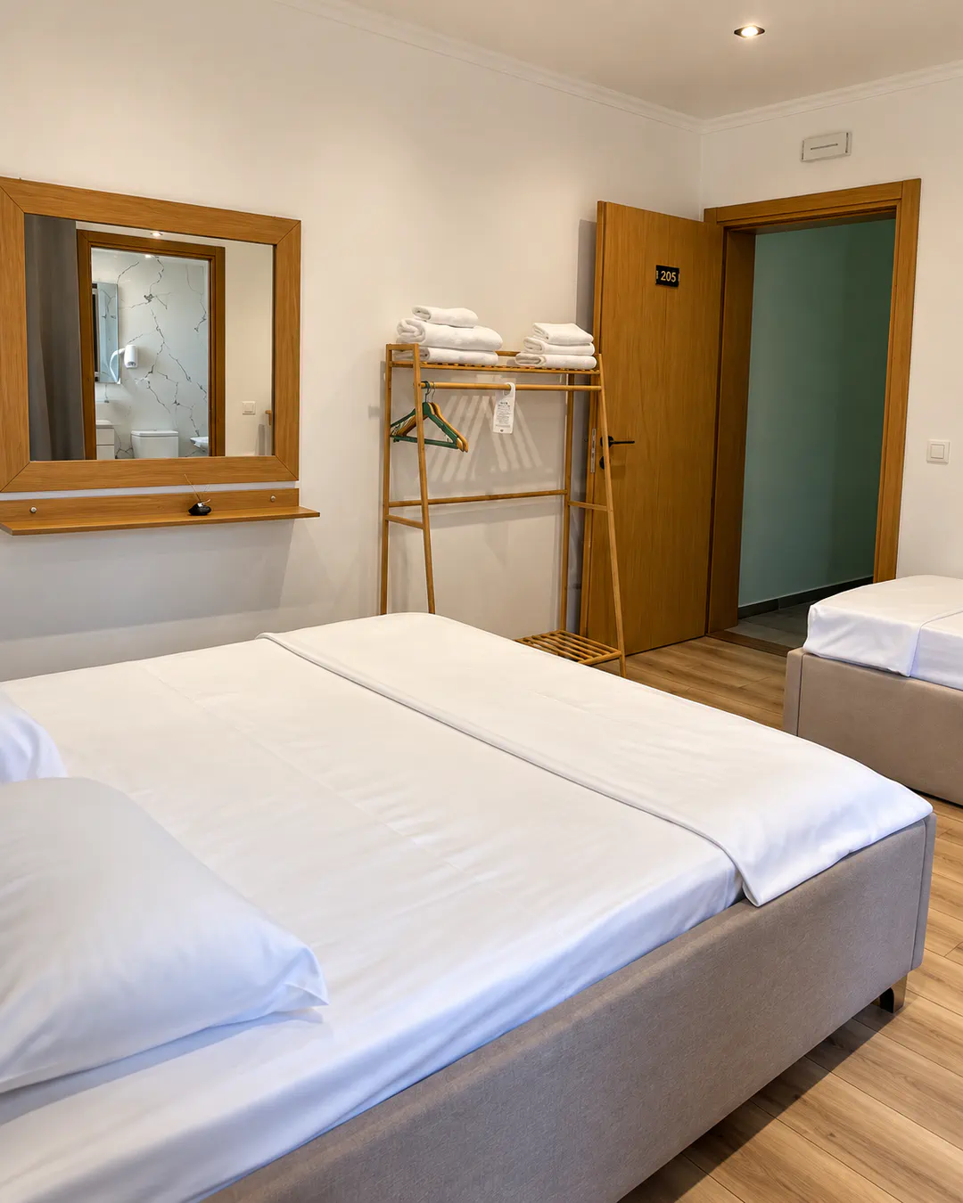Luminosa camera al Kutal Park Inn Hotel con letti confortevoli, biancheria bianca pulita, pavimento in legno e arredamento moderno