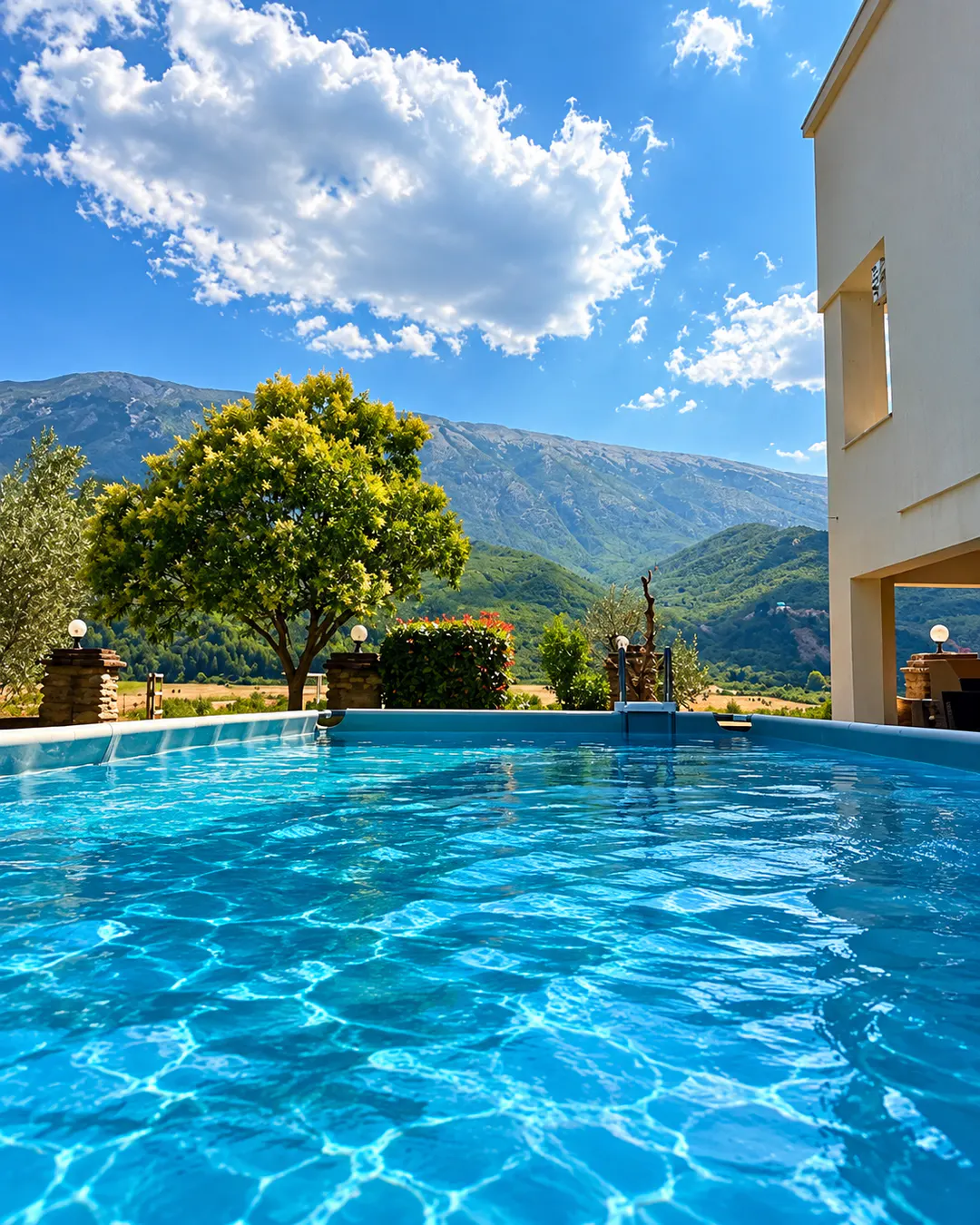 Piscina all'aperto al Kutal Park Inn Hotel con vista panoramica sulle montagne verdi e sulla natura circostante vicino a Përmet, Albania