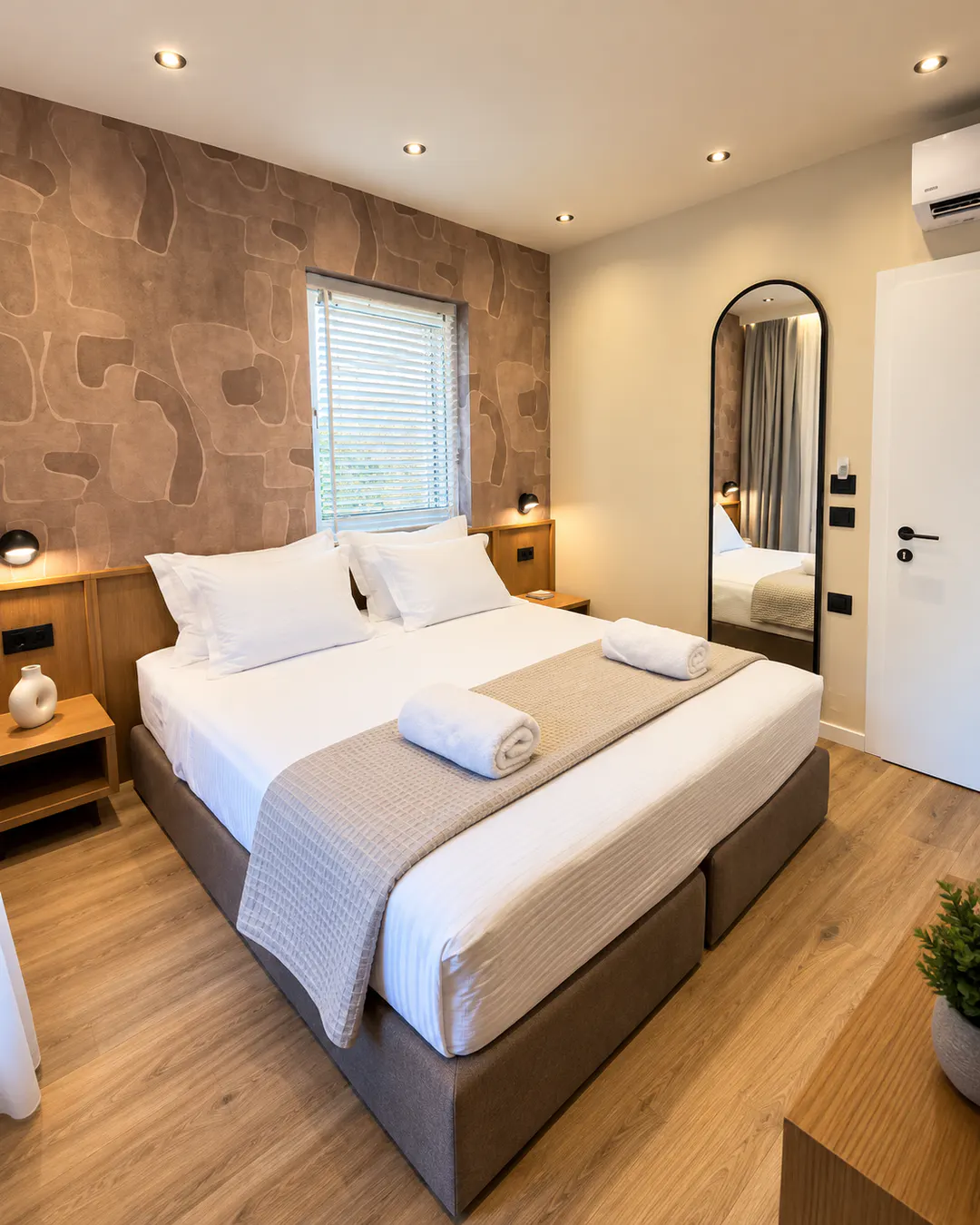 Luminosa camera matrimoniale al Serenity Rooms di Përmet, con letto confortevole, arredamento moderno, asciugamani puliti e aria condizionata