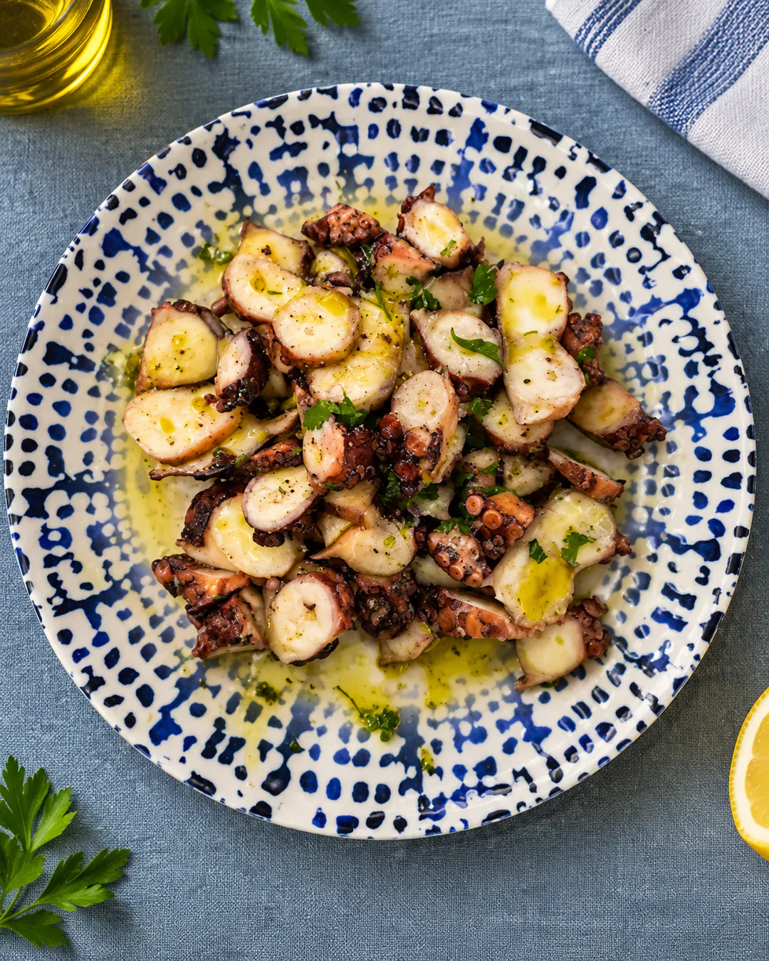 Oktapod në skarë me vaj ulliri dhe erëza në Taverna Peshkatari në Tiranë