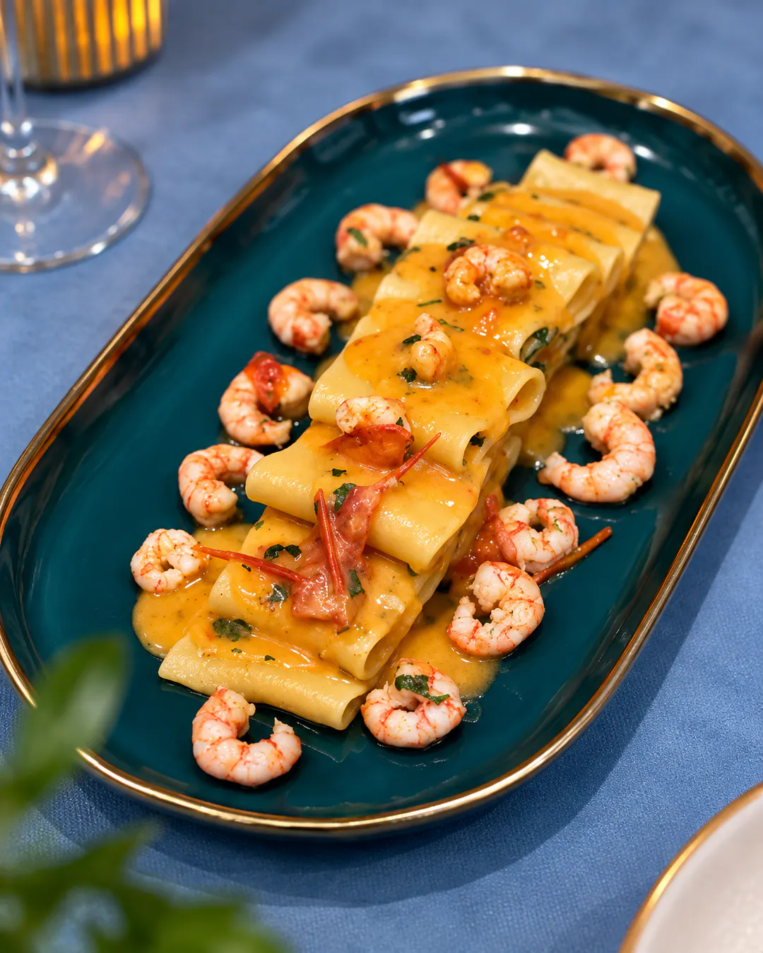 Pasta me fruta deti, karkaleca dhe salcë kremoze në Taverna Peshkatari në Tiranë